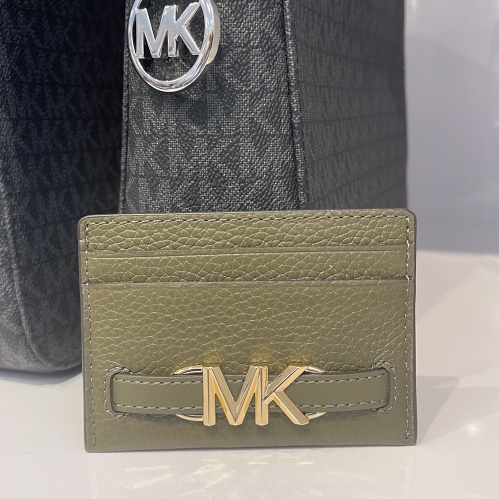MICHAEL KORS
Reed Large Pebbled Leather Card Holder Case Wallet
COLOR: OLIVE
NWT - Picture 13 of 16